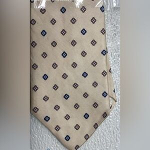 Christian Dior Men’s silk tie | Beautiful blush pink color with stylish pattern.